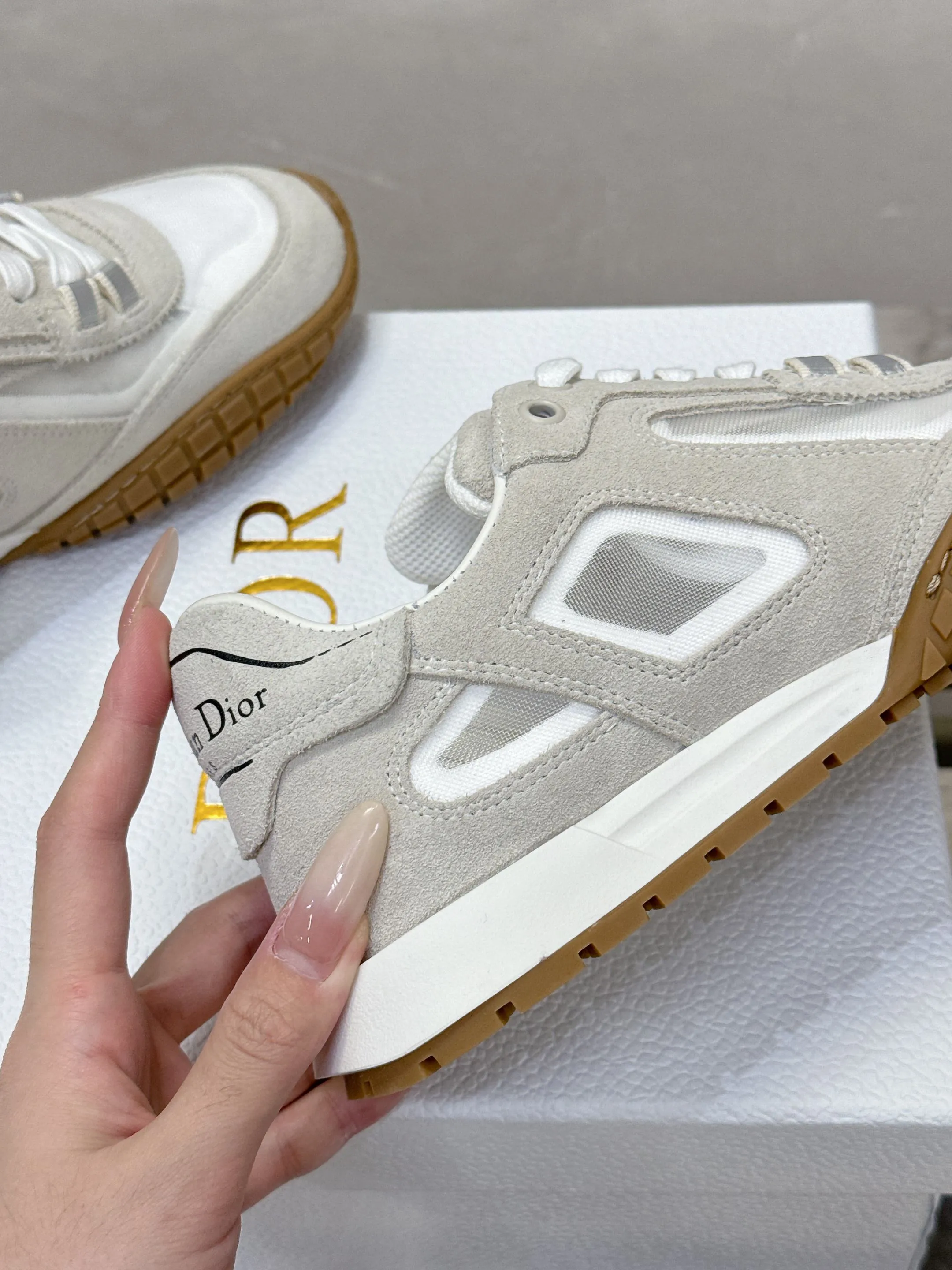 Factory price 640💰 Top version! ! ! Dior Tech sneakers Dior Tech is newly launched, with exquisite color matching and autumn and winter atmosphere. This Dior Tech sneaker is a new product in the 2026 early spring ready-to-wear series. It is equipped with fashionable details and highlights the retro aesthetics. Made of calfskin and suede calfskin upper with transparent mesh side panels and ChristianDior Paris signature on the heel and tongue. A textured, tonal Dior signature sole adds couture style. Upper material: Textile, cowhide split leather, cowhide leather with Christian Dior Paris logo on the heel and tongue Textured Dior logo rubber sole embellished with Christian Dior's lucky star symbol! Size 35-46 (40 for women, 41 for men, 38.45.46, custom made and non-refundable)